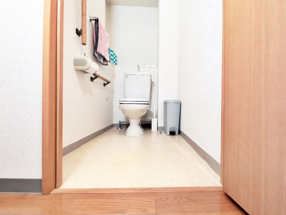 トイレ(段差なし、トイレスペースは介助者が入れるほど広い)
